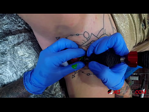 ❤️ Extrem tätowierte Hottie Sully Savage hat ein Tattoo auf ihrer Klitoris ️❌ Porno fb bei de.xxxbunker.ru ❌️❤